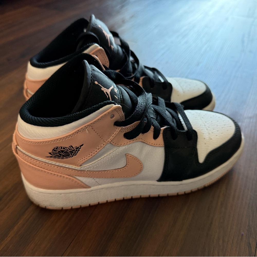 Jordan Black and White Sneakers Classic Design